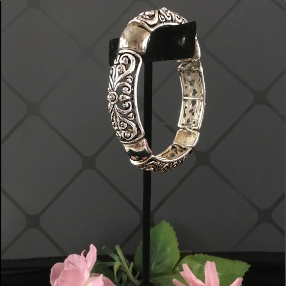 NWOT Bangle Bracelet in Silver - Picture 3 of 4